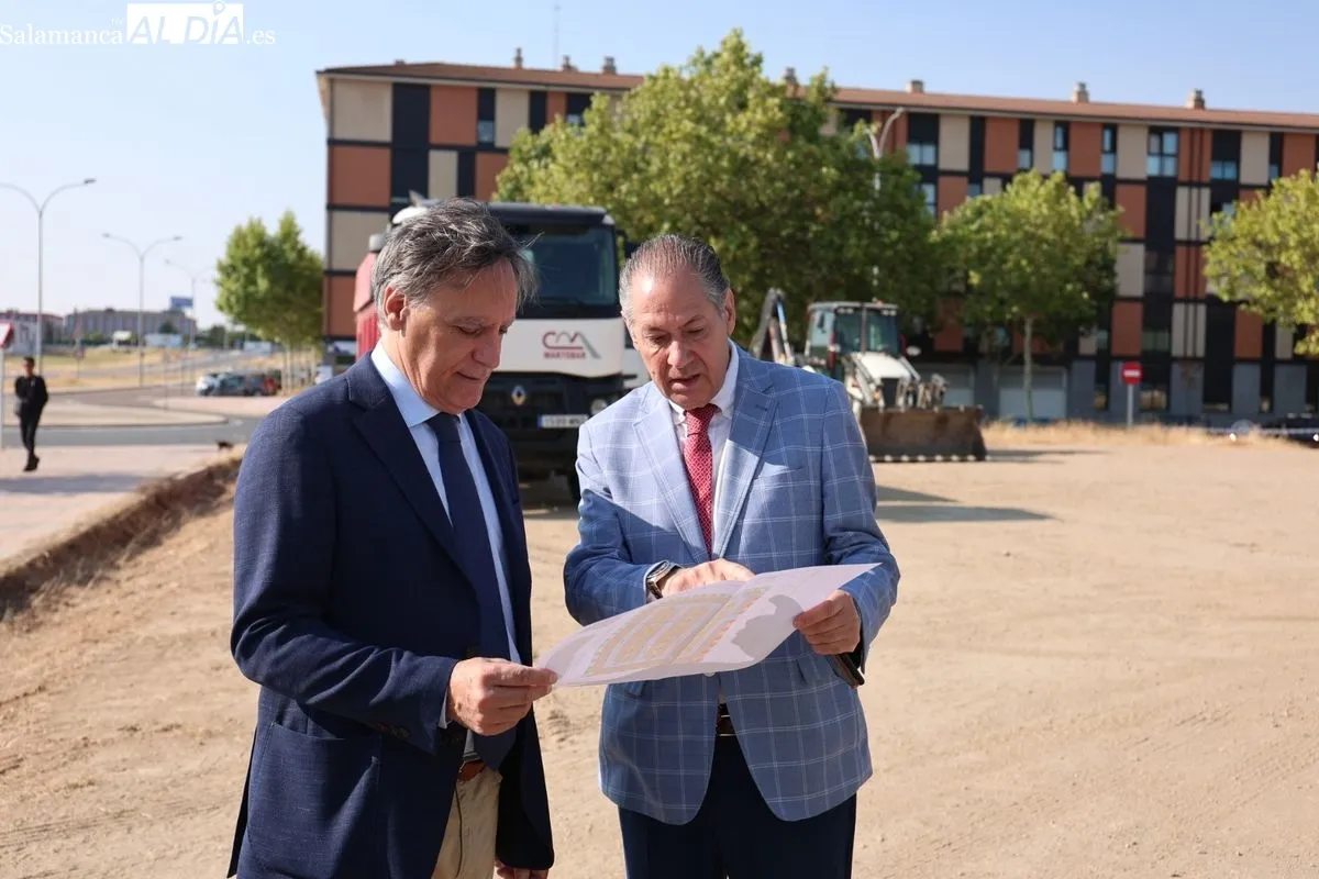 Visita del alcalde de Salamanca a las obras de construcción del nuevo aparcamiento en superficie con 214 plazas en El Zurguén. Fotos: David Sañudo