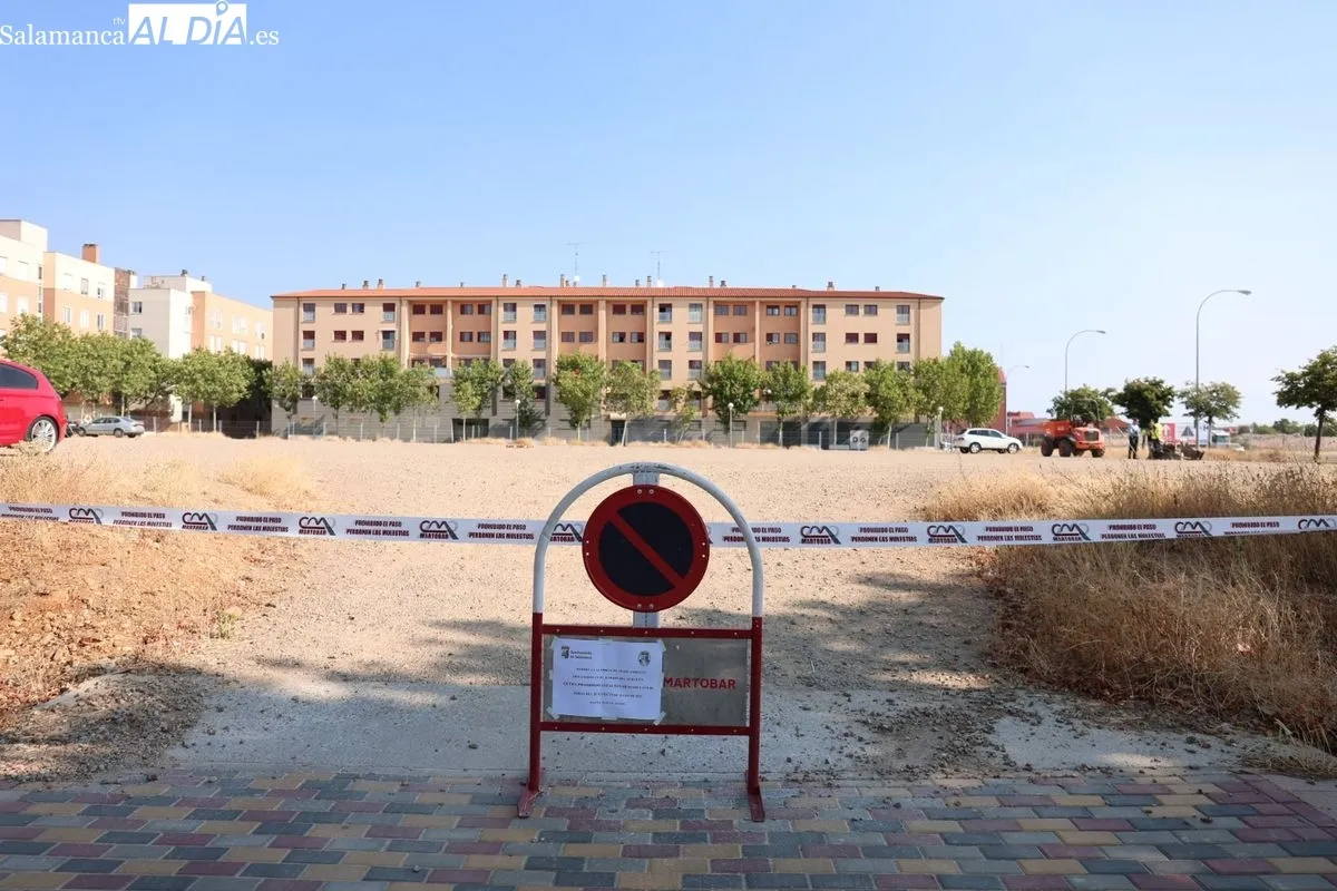 Visita del alcalde de Salamanca a las obras de construcción del nuevo aparcamiento en superficie con 214 plazas en El Zurguén. Fotos: David Sañudo