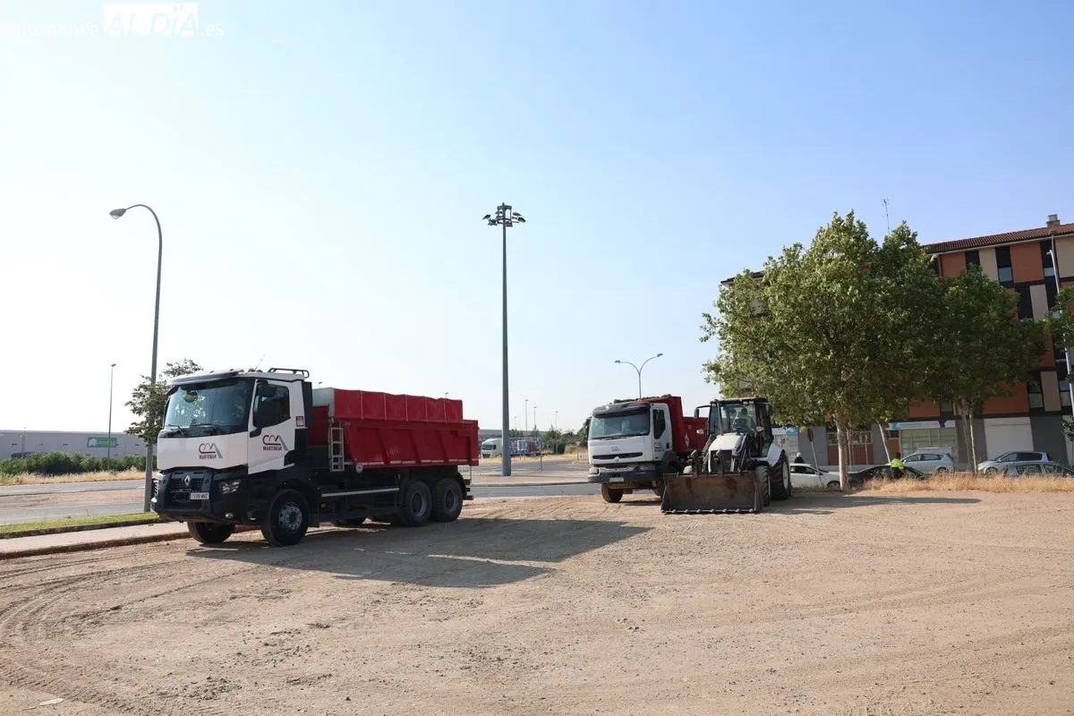 Visita del alcalde de Salamanca a las obras de construcción del nuevo aparcamiento en superficie con 214 plazas en El Zurguén. Fotos: David Sañudo