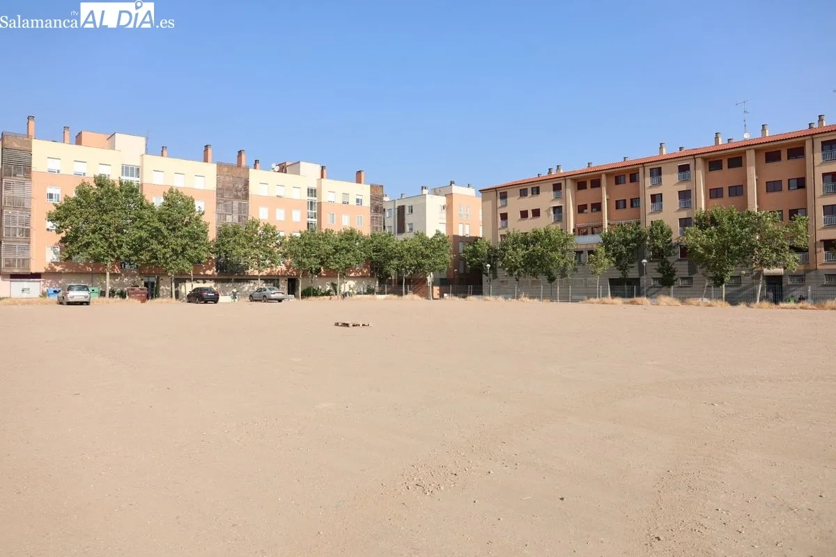 Visita del alcalde de Salamanca a las obras de construcción del nuevo aparcamiento en superficie con 214 plazas en El Zurguén. Fotos: David Sañudo