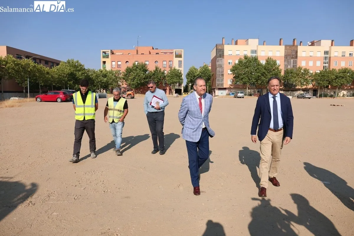 Visita del alcalde de Salamanca a las obras de construcción del nuevo aparcamiento en superficie con 214 plazas en El Zurguén. Fotos: David Sañudo