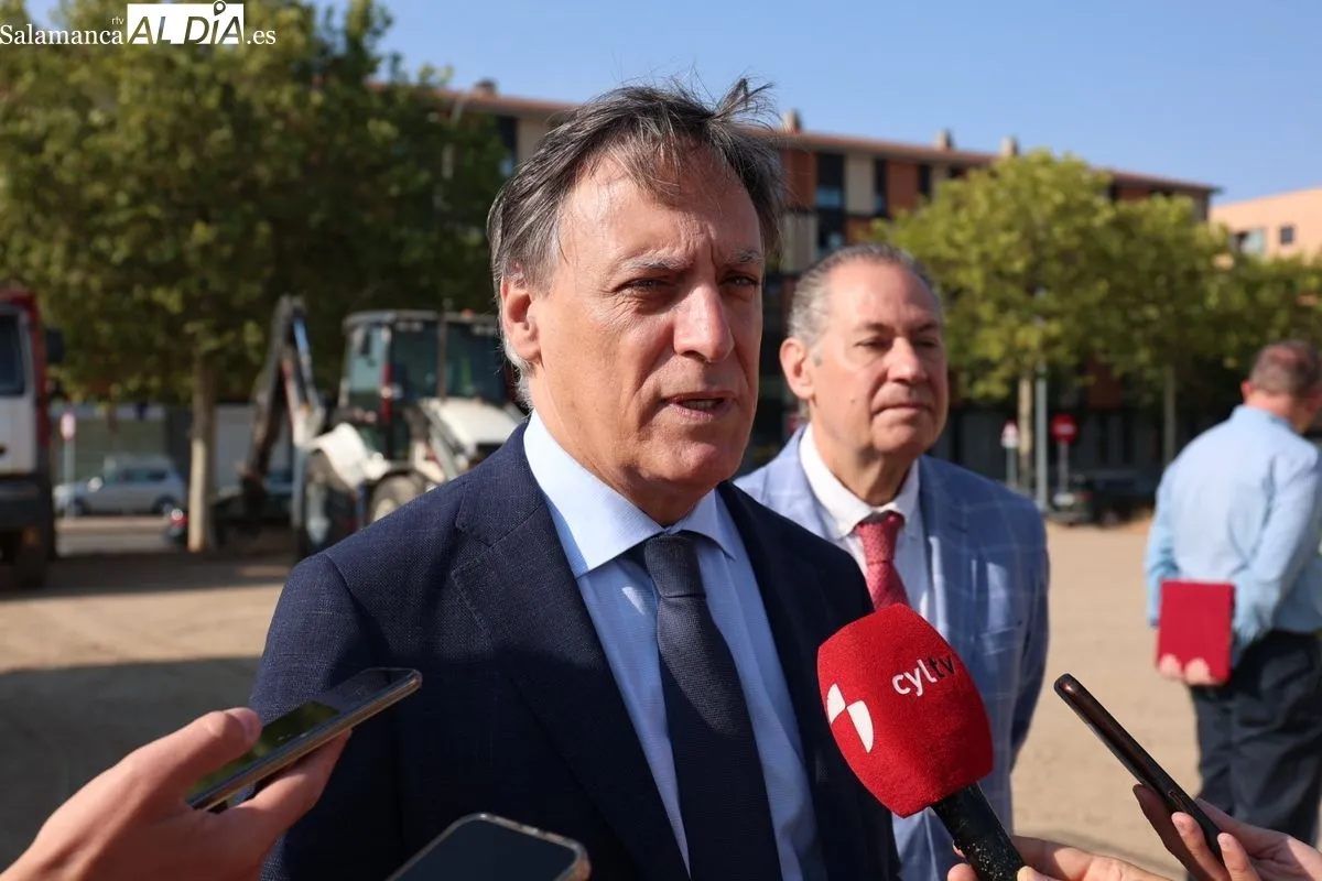 Visita del alcalde de Salamanca a las obras de construcción del nuevo aparcamiento en superficie con 214 plazas en El Zurguén. Fotos: David Sañudo