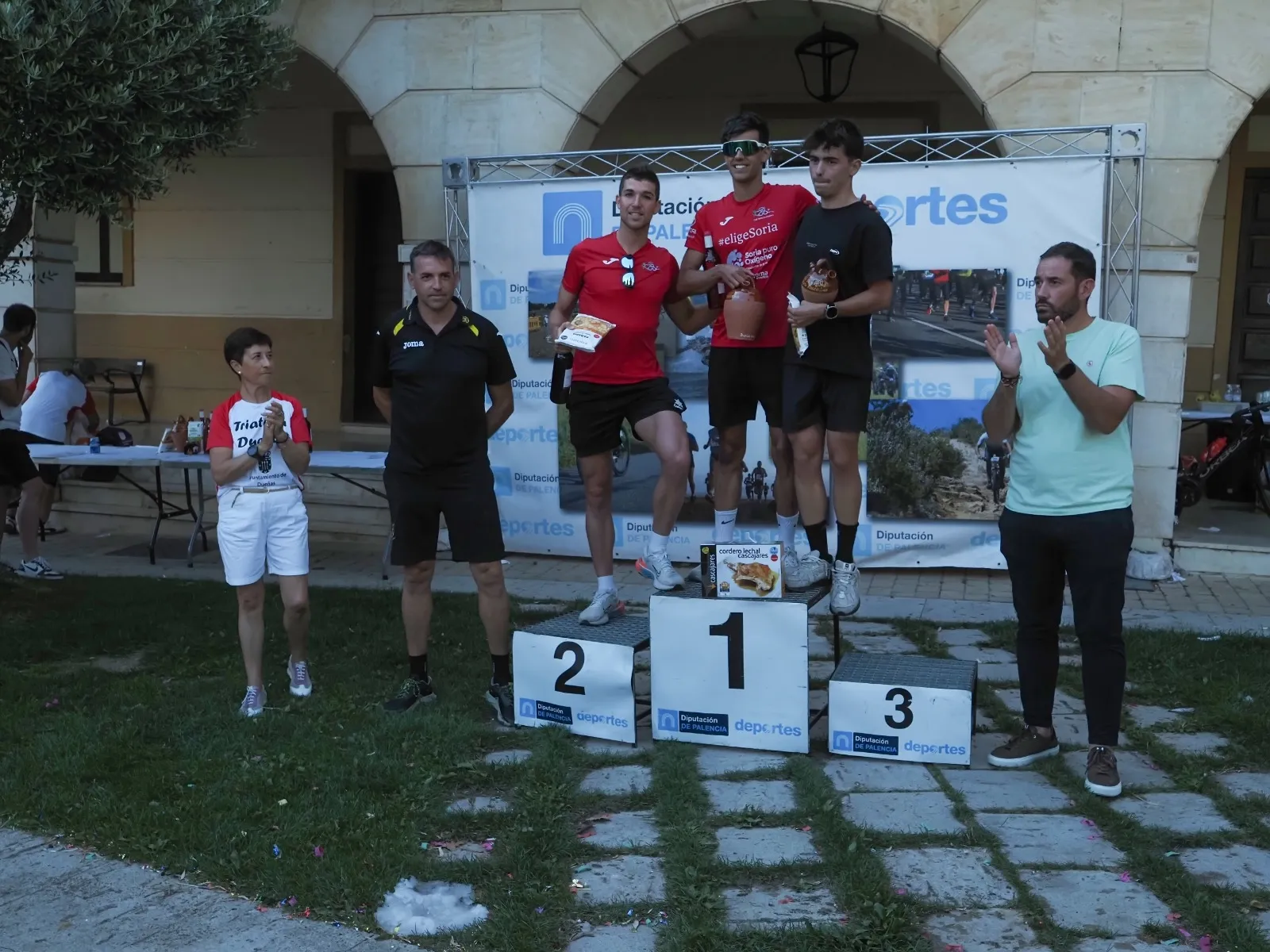Foto 2 - Espectacular remontada de la salmantina Ester Rodr&iacute;guez para conquistar el Triatl&oacute;n de Due&ntilde;as