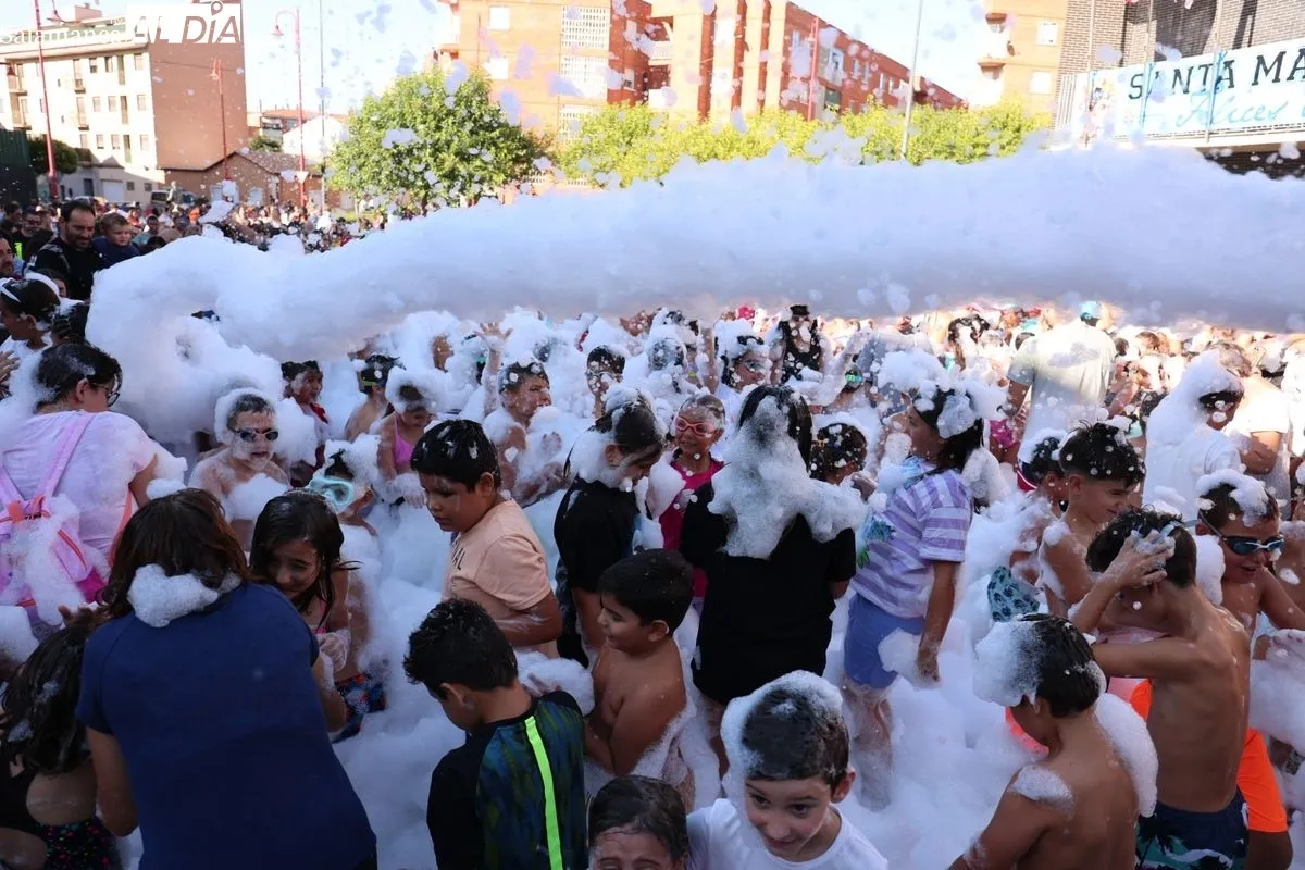 Pregón infantil, chupinazo y fiesta de la espuma en Santa Marta de Tormes. Fotos: David Sañudo