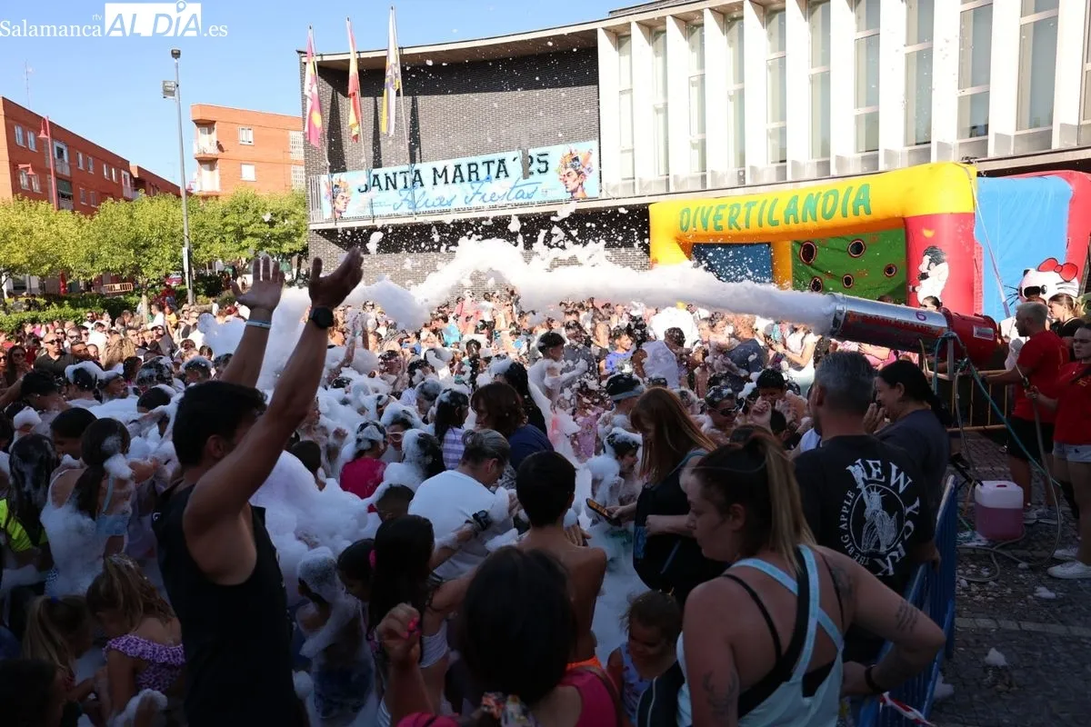 Pregón infantil, chupinazo y fiesta de la espuma en Santa Marta de Tormes. Fotos: David Sañudo