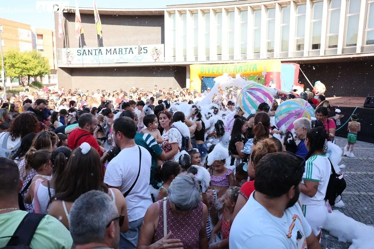 Pregón infantil, chupinazo y fiesta de la espuma en Santa Marta de Tormes. Fotos: David Sañudo