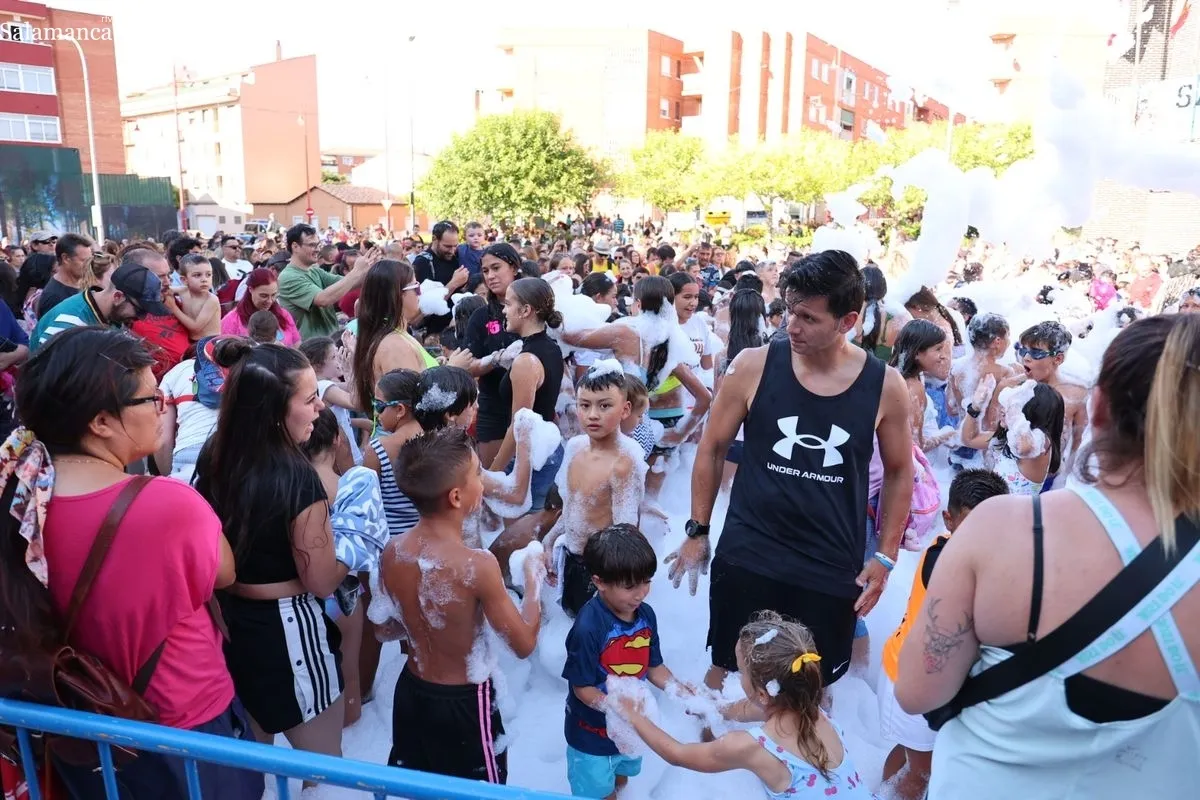 Pregón infantil, chupinazo y fiesta de la espuma en Santa Marta de Tormes. Fotos: David Sañudo