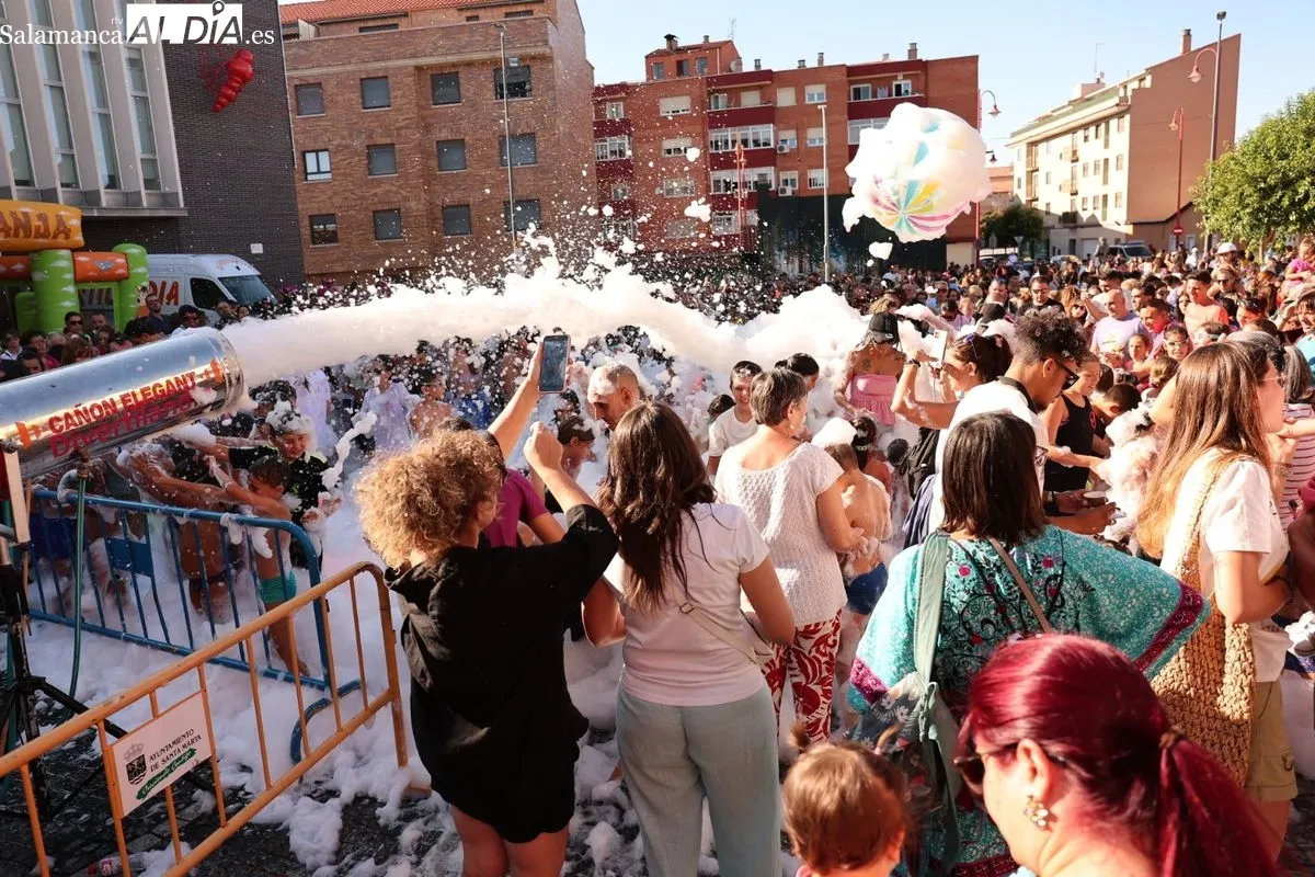 Pregón infantil, chupinazo y fiesta de la espuma en Santa Marta de Tormes. Fotos: David Sañudo
