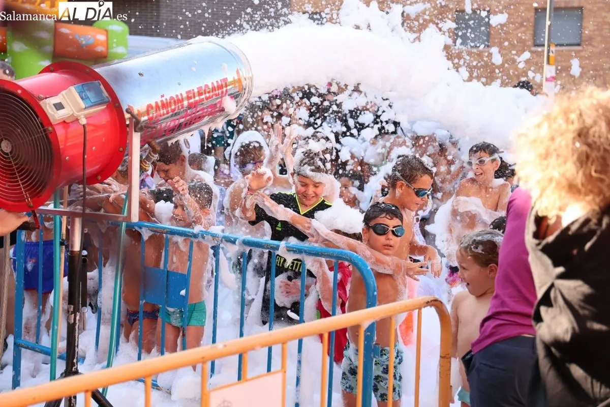 Pregón infantil, chupinazo y fiesta de la espuma en Santa Marta de Tormes. Fotos: David Sañudo