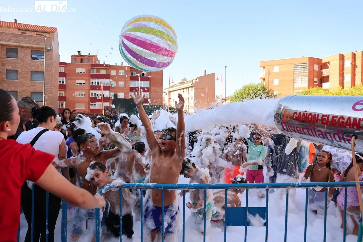 Pregón infantil, chupinazo y fiesta de la espuma en Santa Marta de Tormes. Fotos: David Sañudo