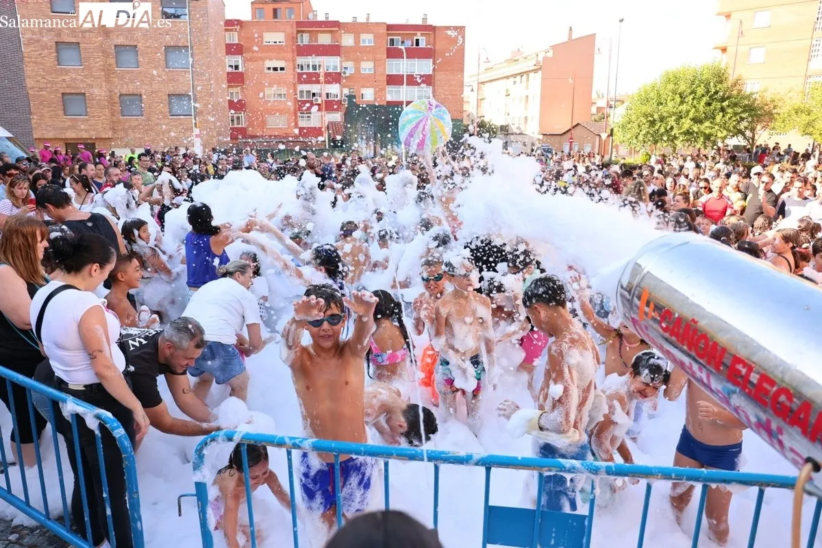 Pregón infantil, chupinazo y fiesta de la espuma en Santa Marta de Tormes. Fotos: David Sañudo