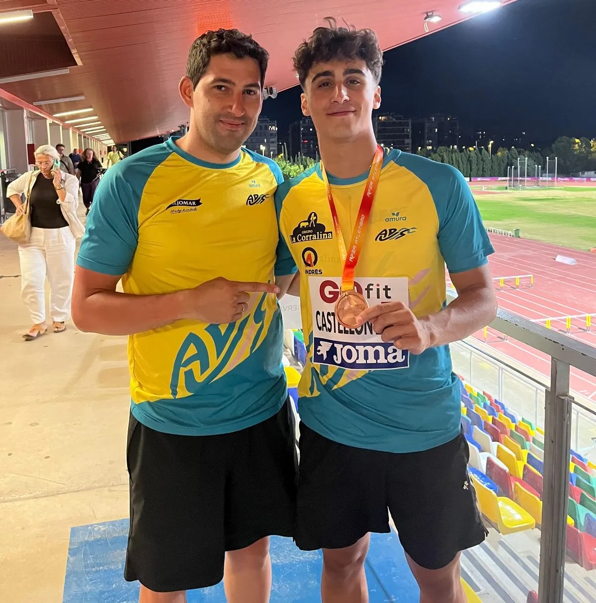 Rubén Igea Barriga, del VelSalamanca, bronce en triple salto en el Campeonato de España, junto a su entrenador, Alberto