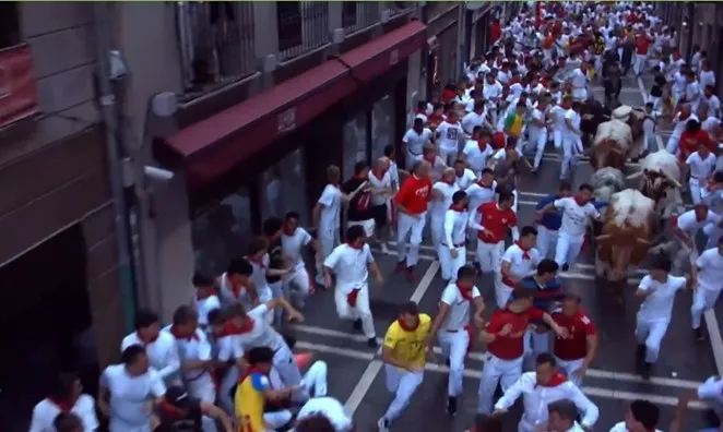 Una de las escenas del segundo encierro de San Fermín 2025. Imagen RTVE