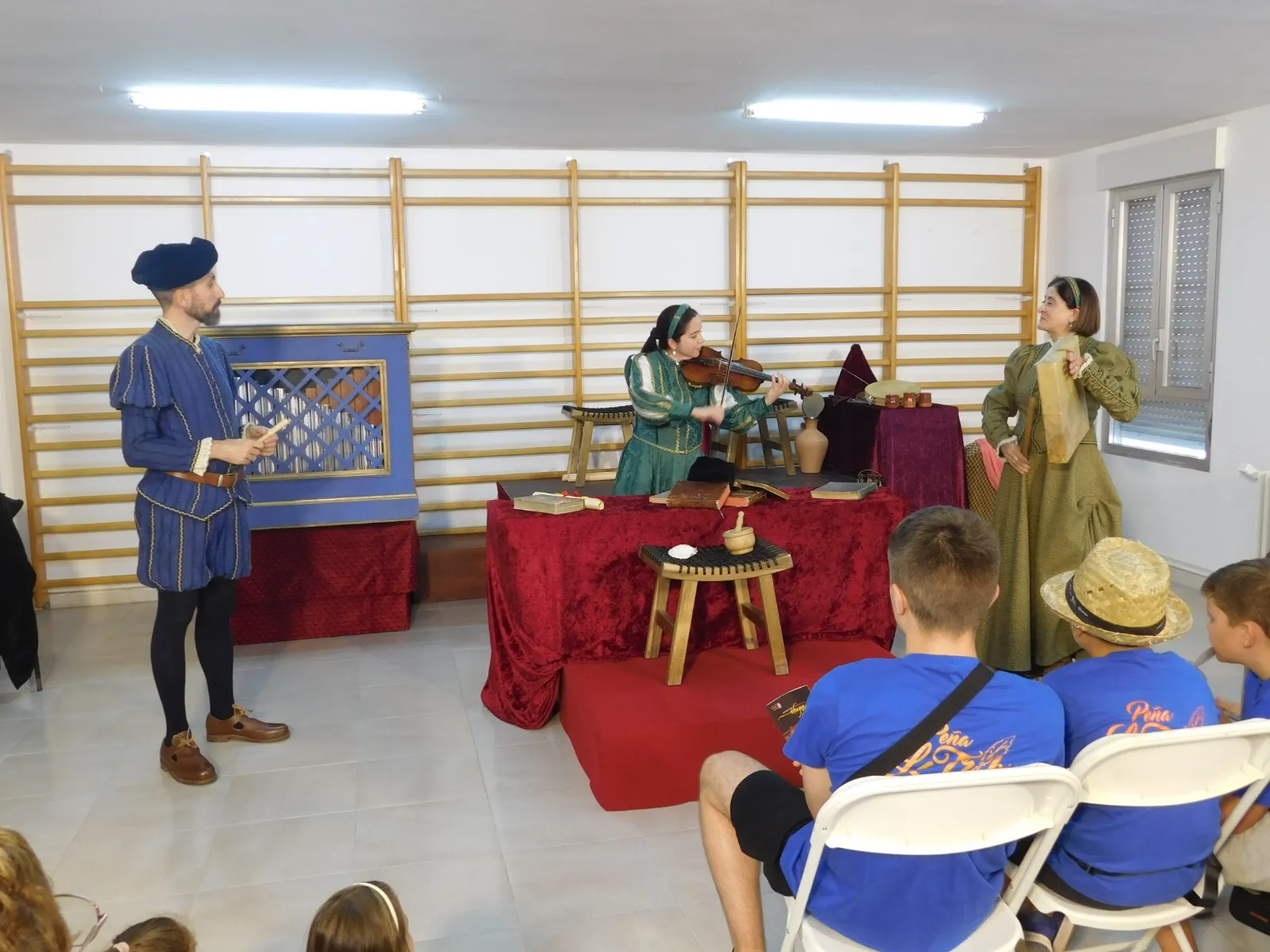 Sando se rinde a la 'magia del teatro' con la función 274 de 'Buscando a Nebrija'