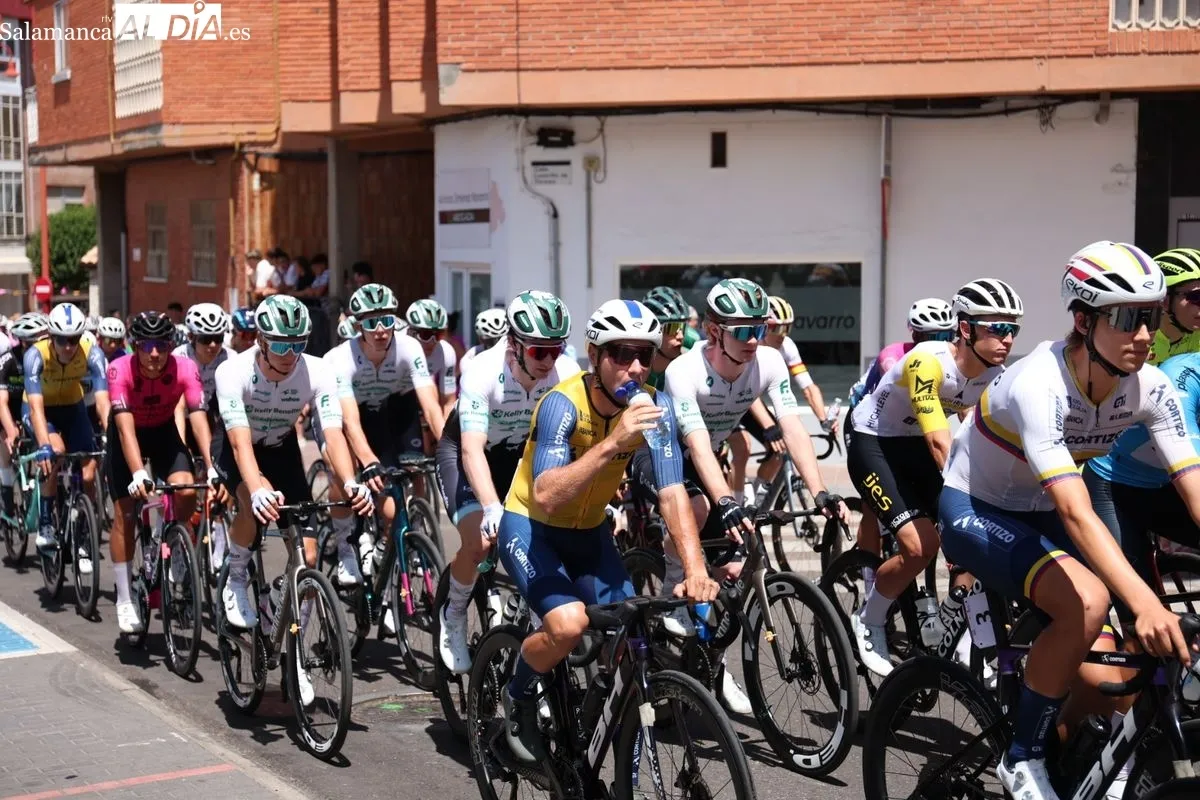 Santa Marta se vuelca con la Vuelta a CyL élite y sub-23 en la salida de su etapa más larga. Foto de David Sañudo