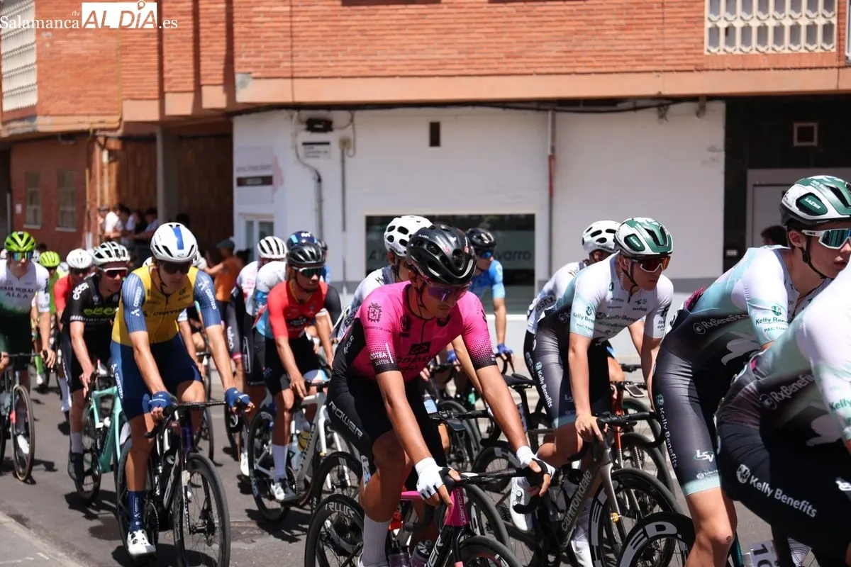 Santa Marta se vuelca con la Vuelta a CyL élite y sub-23 en la salida de su etapa más larga. Foto de David Sañudo