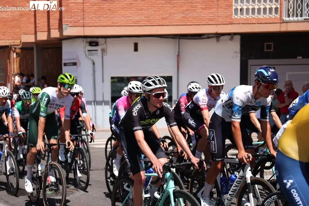 Santa Marta se vuelca con la Vuelta a CyL élite y sub-23 en la salida de su etapa más larga. Foto de David Sañudo