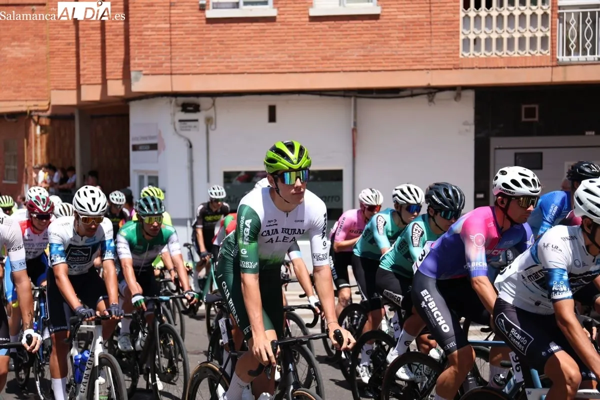 Santa Marta se vuelca con la Vuelta a CyL élite y sub-23 en la salida de su etapa más larga. Foto de David Sañudo