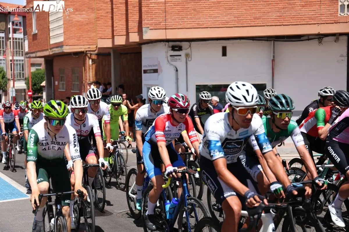 Santa Marta se vuelca con la Vuelta a CyL élite y sub-23 en la salida de su etapa más larga. Foto de David Sañudo