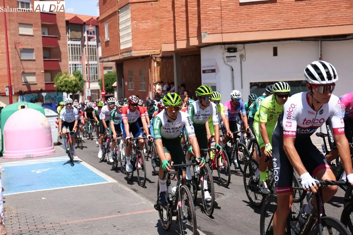 Santa Marta se vuelca con la Vuelta a CyL élite y sub-23 en la salida de su etapa más larga. Foto de David Sañudo