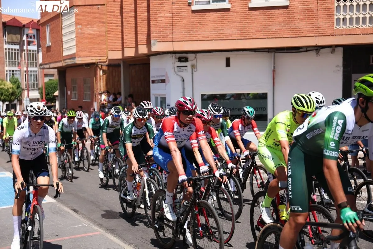 Santa Marta se vuelca con la Vuelta a CyL élite y sub-23 en la salida de su etapa más larga. Foto de David Sañudo