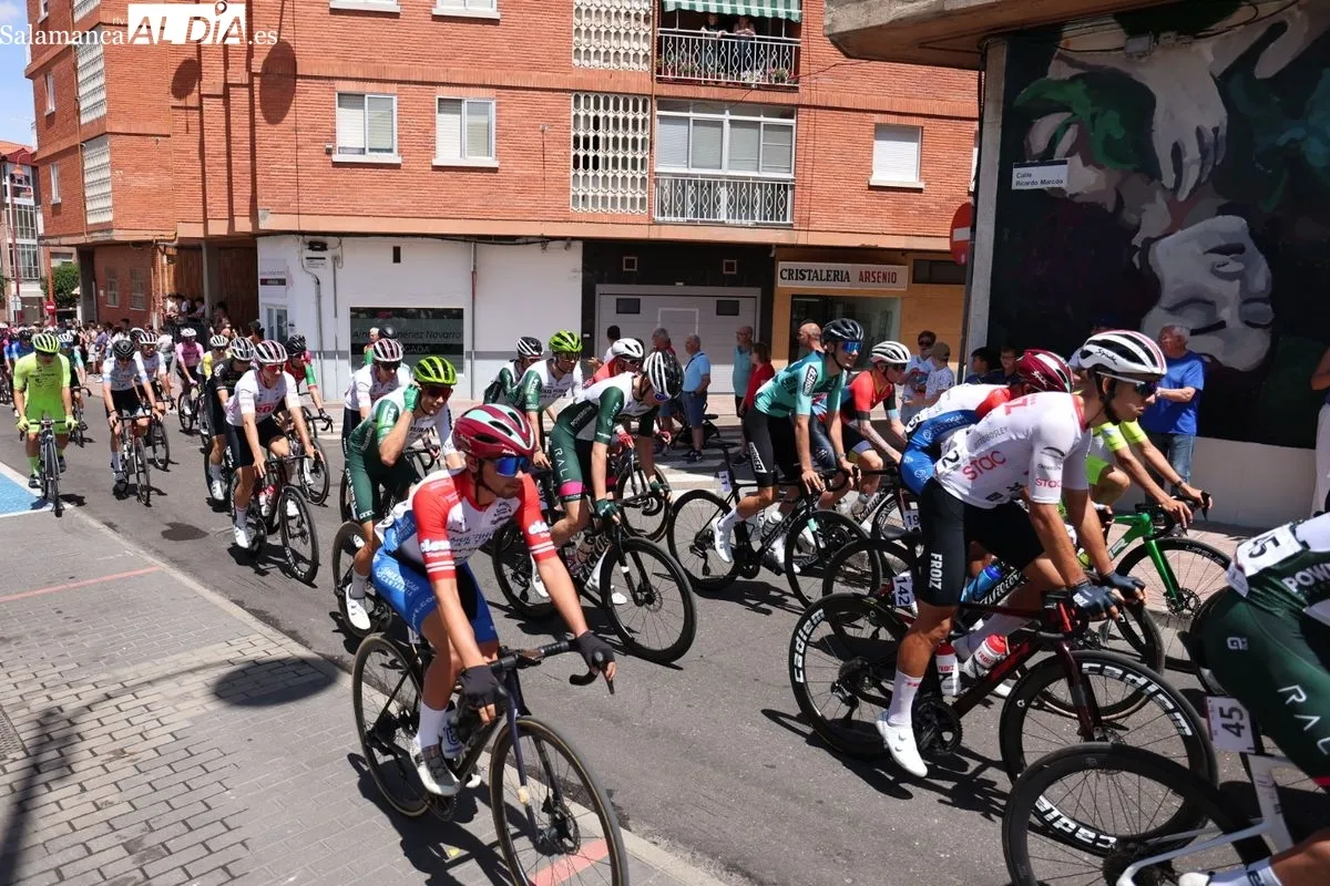 Santa Marta se vuelca con la Vuelta a CyL élite y sub-23 en la salida de su etapa más larga. Foto de David Sañudo