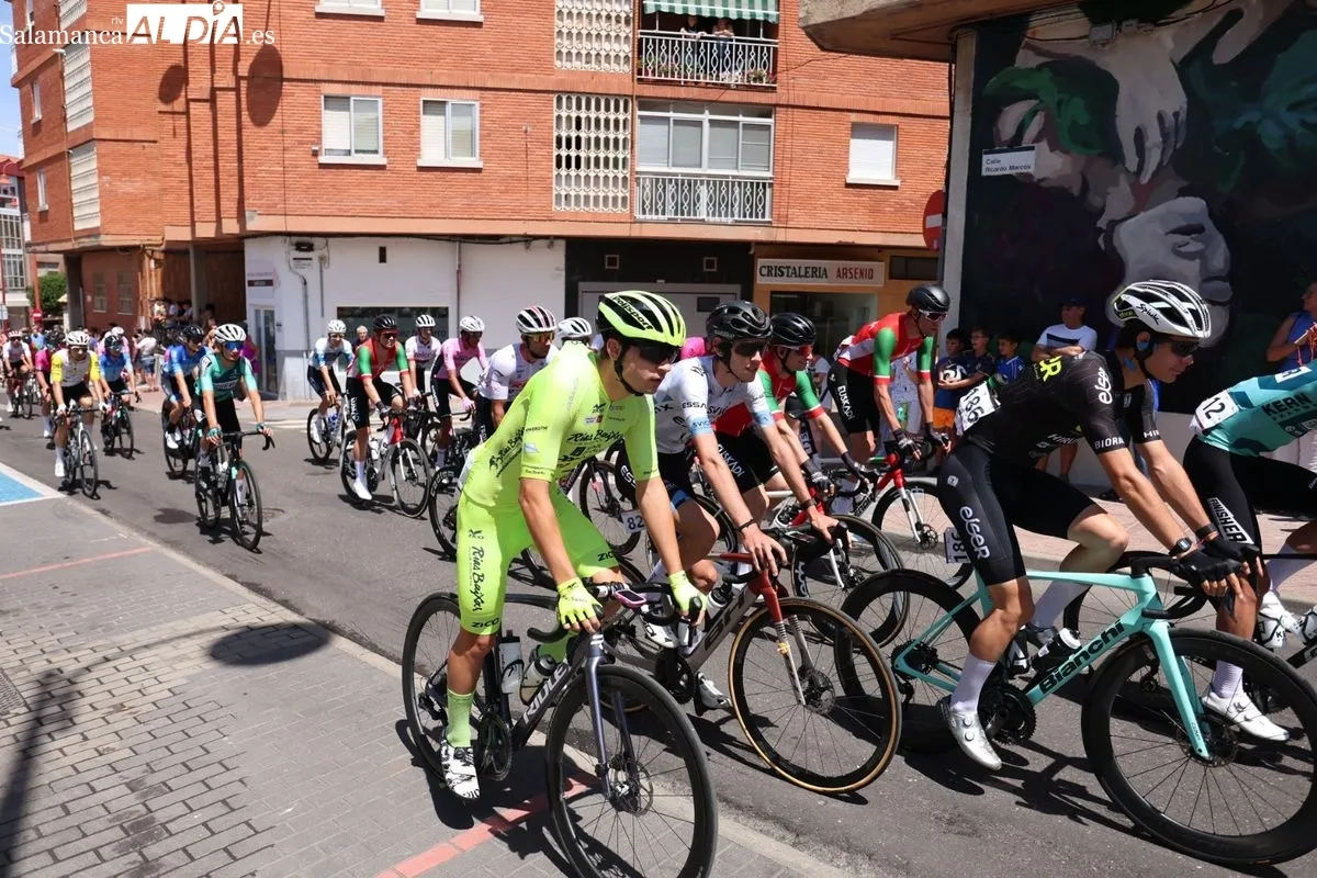 Santa Marta se vuelca con la Vuelta a CyL élite y sub-23 en la salida de su etapa más larga. Foto de David Sañudo