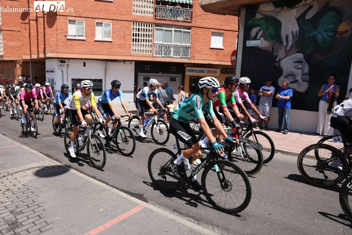 Santa Marta se vuelca con la Vuelta a CyL élite y sub-23 en la salida de su etapa más larga. Foto de David Sañudo