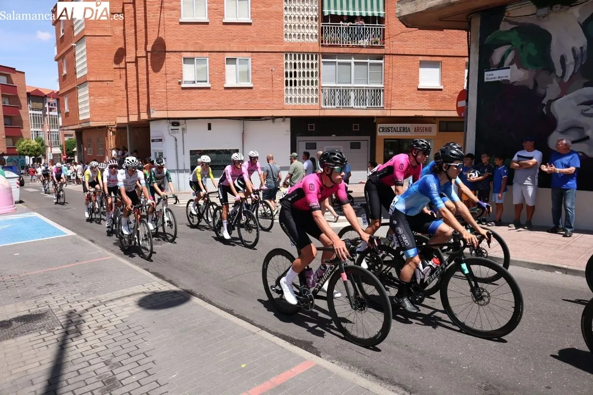 Santa Marta se vuelca con la Vuelta a CyL élite y sub-23 en la salida de su etapa más larga. Foto de David Sañudo
