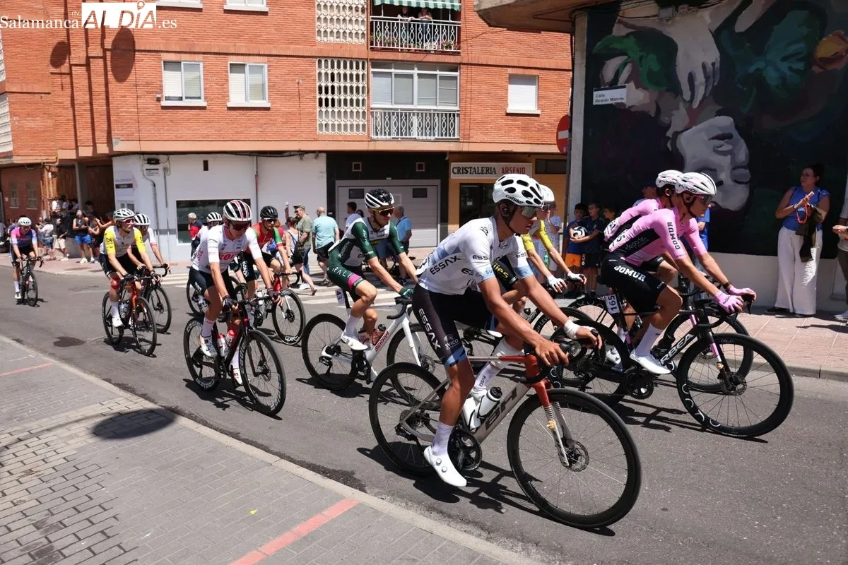 Santa Marta se vuelca con la Vuelta a CyL élite y sub-23 en la salida de su etapa más larga. Foto de David Sañudo