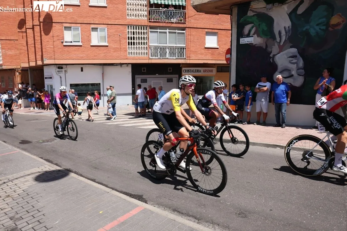 Santa Marta se vuelca con la Vuelta a CyL élite y sub-23 en la salida de su etapa más larga. Foto de David Sañudo
