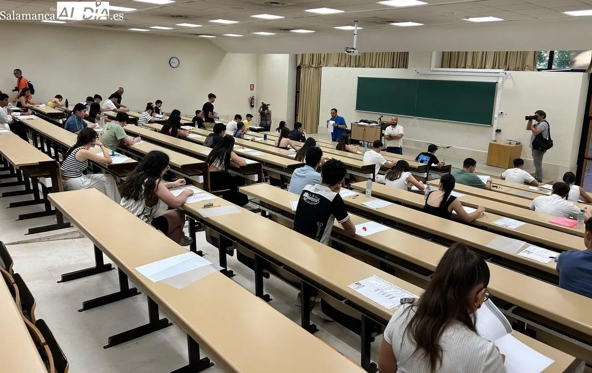 PAU extraordinaria en el Aula 006 del Edificio FES del Campus Miguel de Unamuno. Foto de Elena Rodríguez