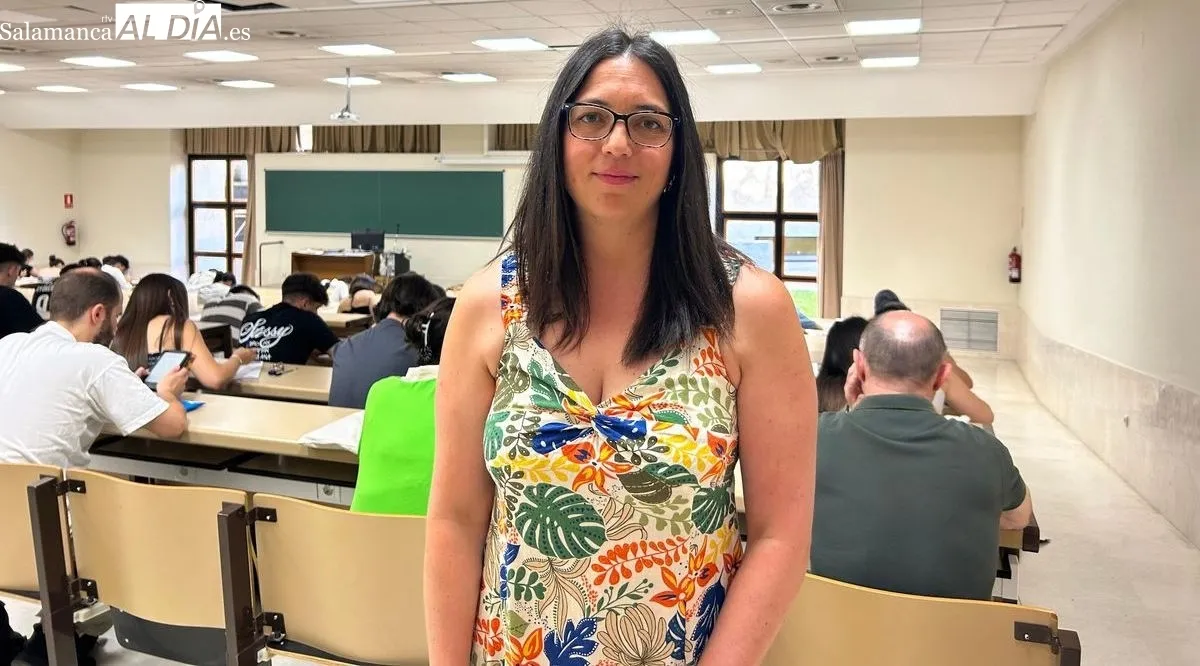 Eva Lahuerta Otero, responsable Técnico de Organización y Desarrollo de las Pruebas de Acceso de la Universidad de Salamanca, en el Aula 006 del Edificio FES del Campus Miguel de Unamuno. Foto de Elena Rodríguez