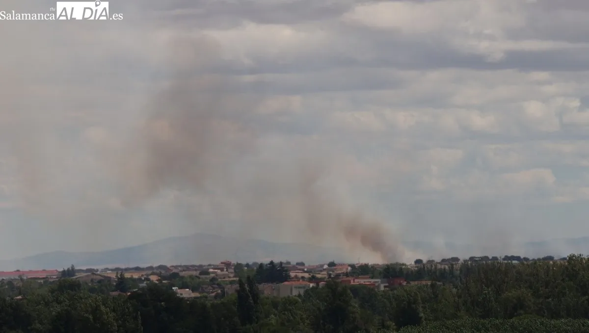 Vistas desde Salamanca del incendio en Pelabravo y Calvarrasa de Abajo