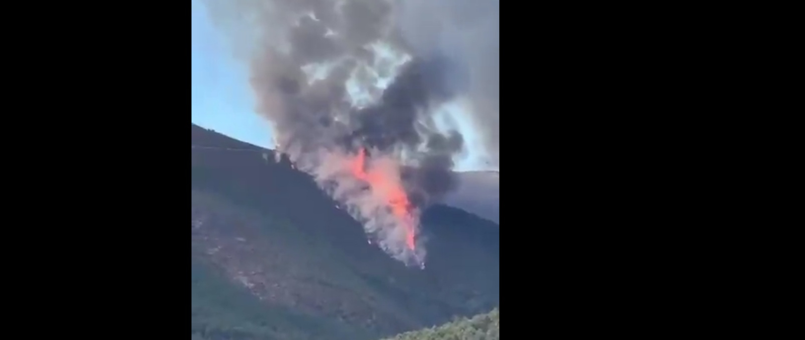 Declarado un fuerte incendio en Las Hurdes que se ve desde varios municipios salmantinos como Béjar, Ciudad Rodrigo o la Sierra de Francia (VÍDEO)