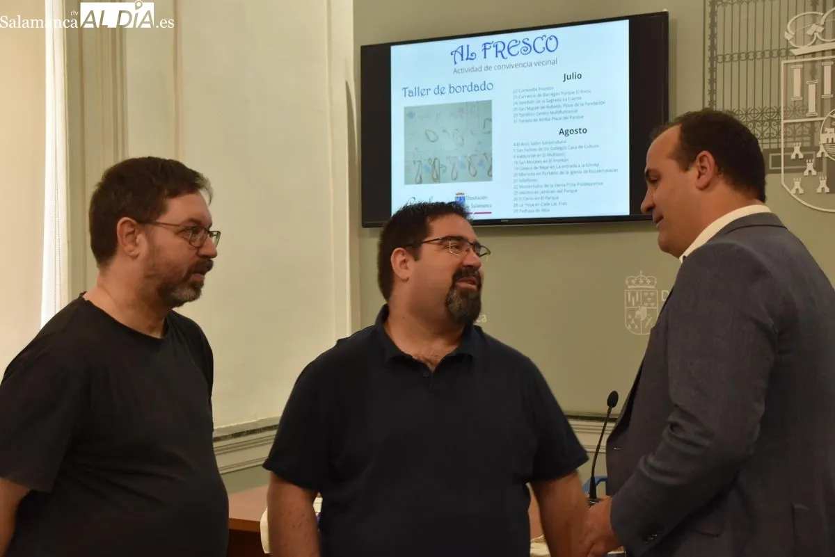 El diputado de cultura, David Mingo, junto con los responsables de los talleres, José Antonio y Sergio Martín, han presentado la nueva edición de Talleres de Bordado 'Al fresco'. Fotos: Miguel Á. González