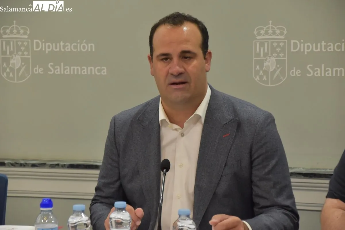 El diputado de cultura, David Mingo, junto con los responsables de los talleres, José Antonio y Sergio Martín, han presentado la nueva edición de Talleres de Bordado 'Al fresco'. Fotos: Miguel Á. González