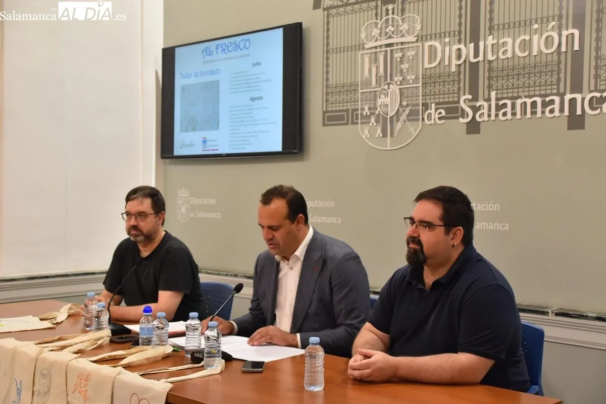 El diputado de cultura, David Mingo, junto con los responsables de los talleres, José Antonio y Sergio Martín, han presentado la nueva edición de Talleres de Bordado 'Al fresco'. Fotos: Miguel Á. González