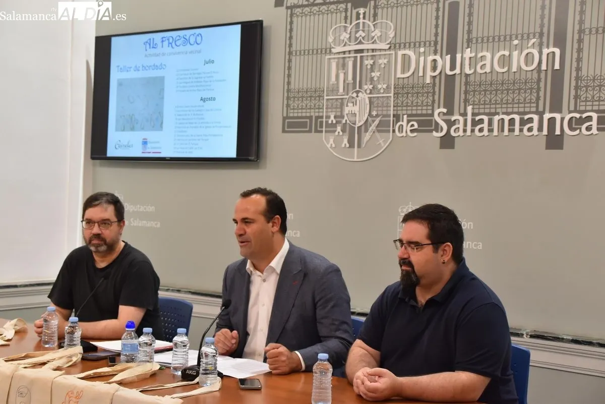 El diputado de cultura, David Mingo, junto con los responsables de los talleres, José Antonio y Sergio Martín, han presentado la nueva edición de Talleres de Bordado 'Al fresco'. Fotos: Miguel Á. González