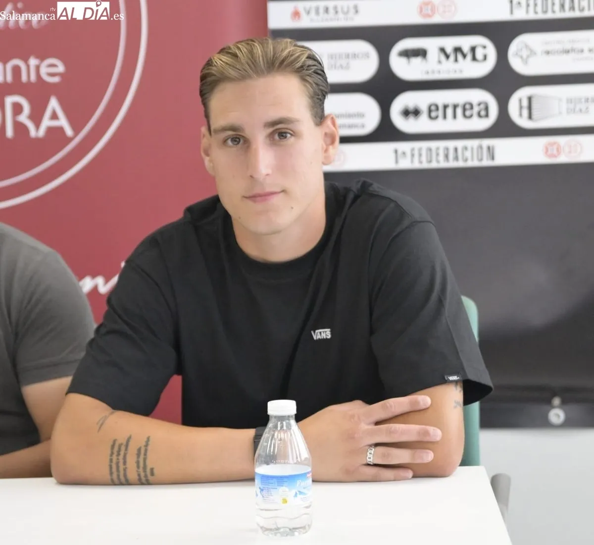 Presentación del lateral Víctor Olmedo y el portero Unai Marino