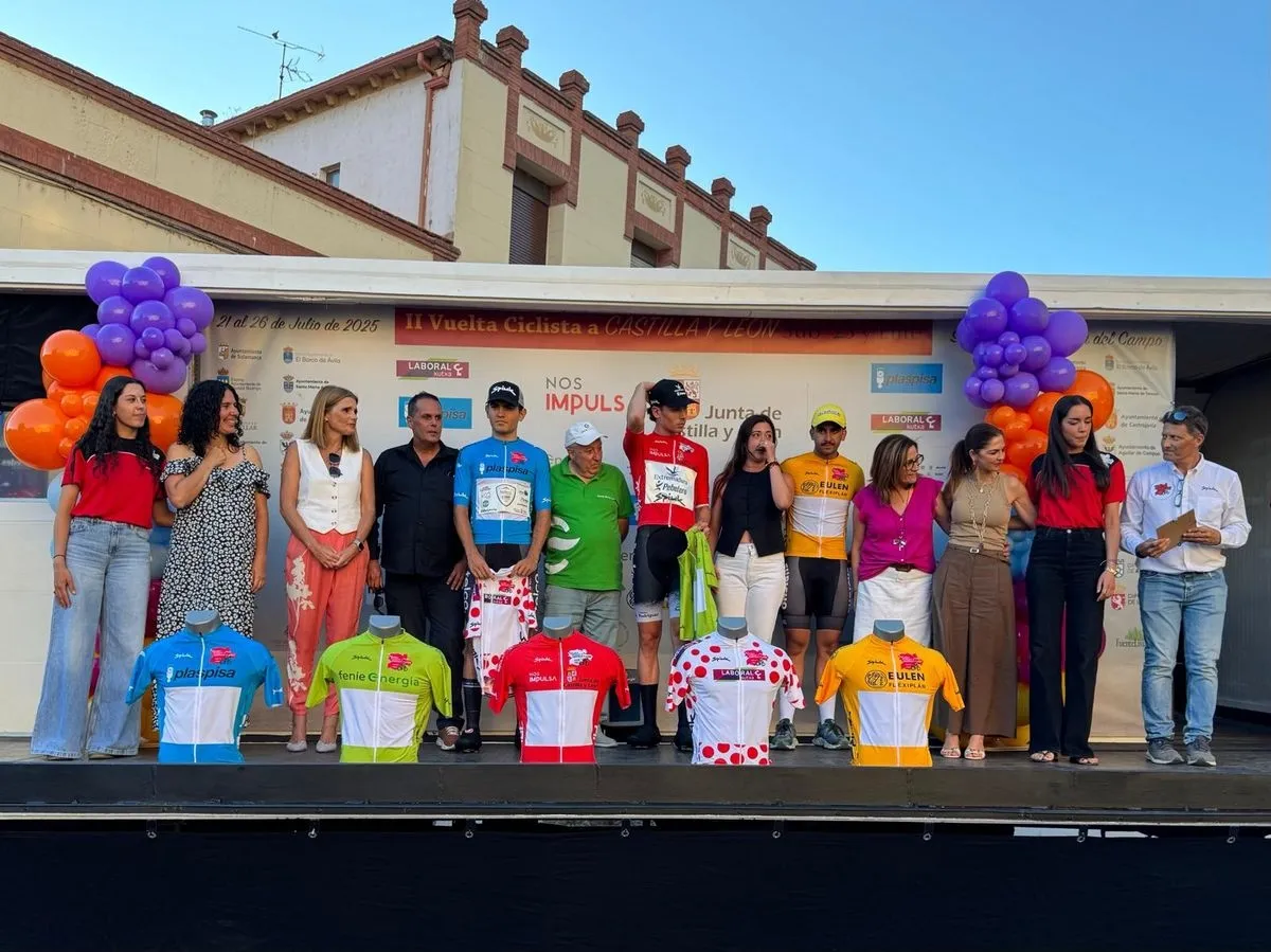 Entrega de trofeos tras la primera etapa de la Vuelta a CyL. Foto cedida por Alberto Guervós