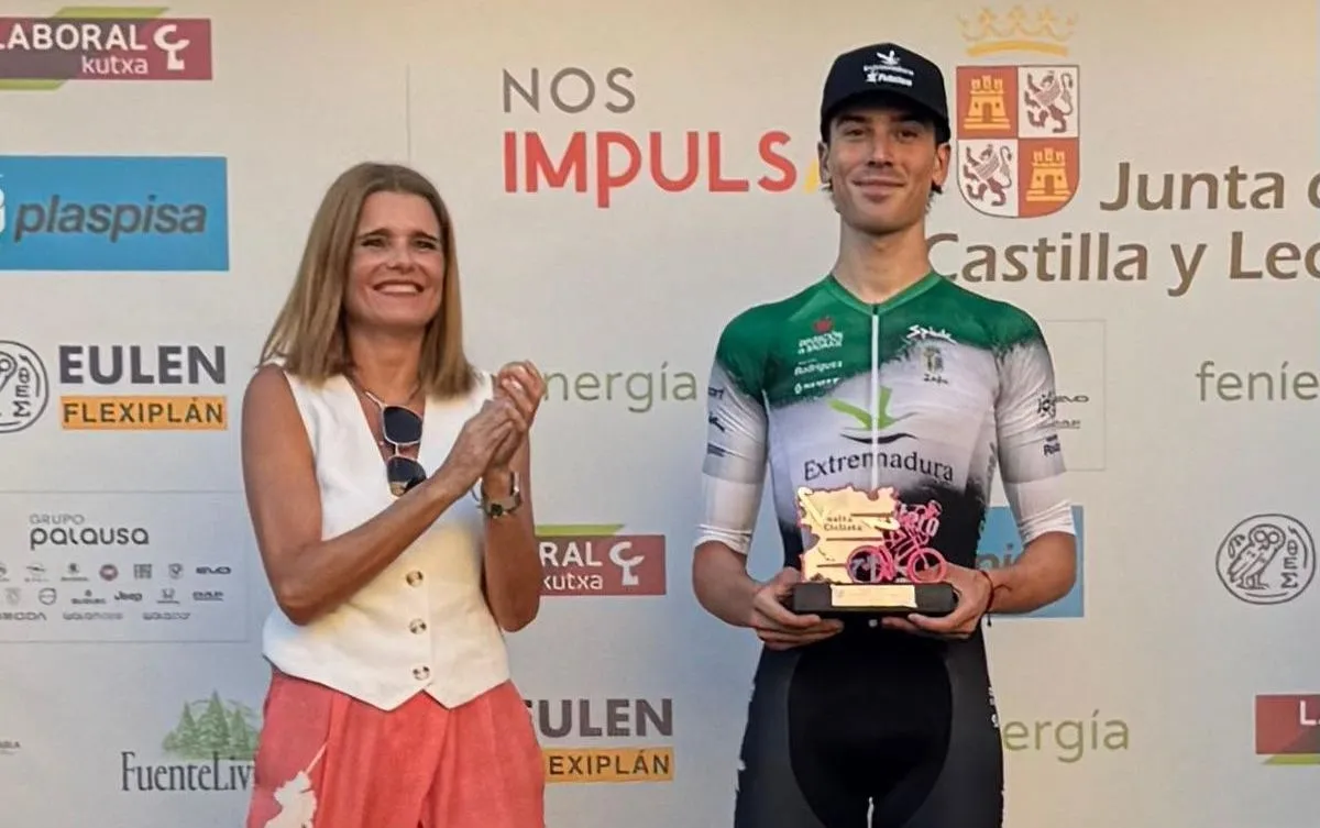 Entrega de trofeos tras la primera etapa de la Vuelta a CyL. Foto cedida por Alberto Guervós