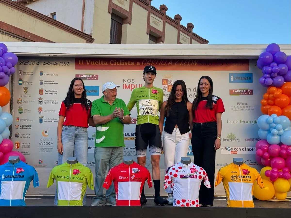 Entrega de trofeos tras la primera etapa de la Vuelta a CyL. Foto cedida por Alberto Guervós