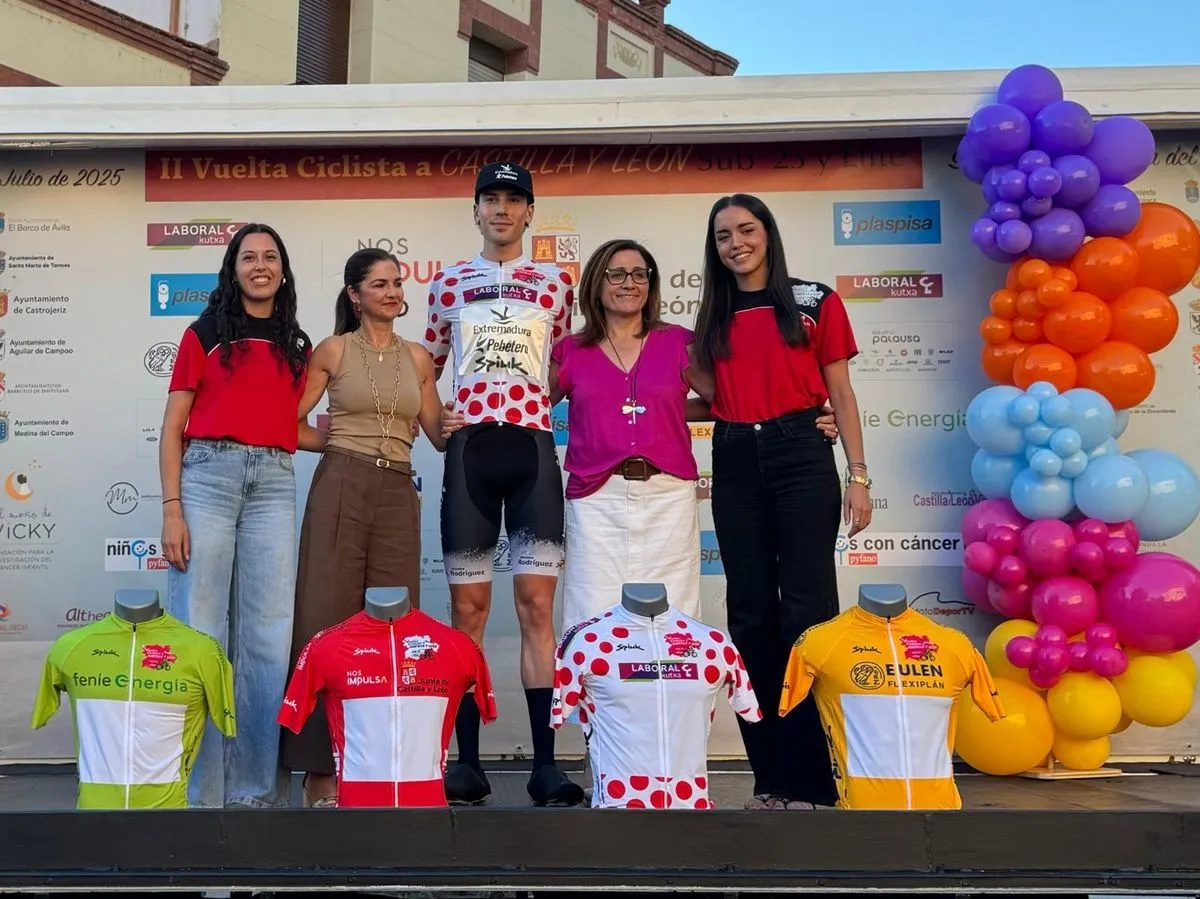 Entrega de trofeos tras la primera etapa de la Vuelta a CyL. Foto cedida por Alberto Guervós