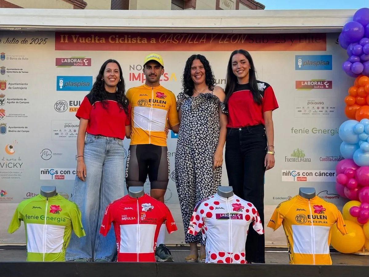 Entrega de trofeos tras la primera etapa de la Vuelta a CyL. Foto cedida por Alberto Guervós