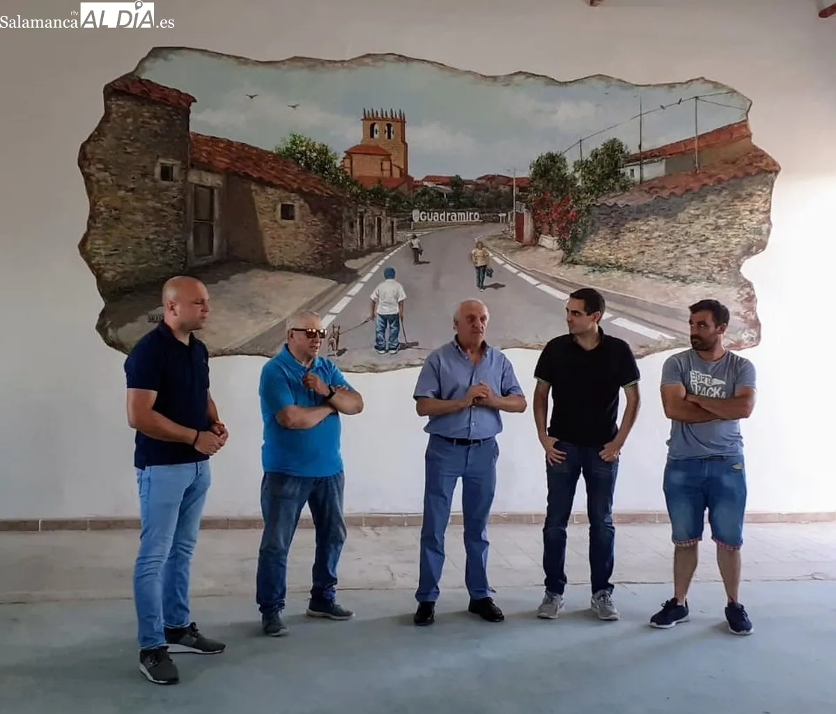 La inauguración del mural de Valeriano Salgado daba el pistoletazo de salida a las fiestas de San Cristóbal en Guadramiro