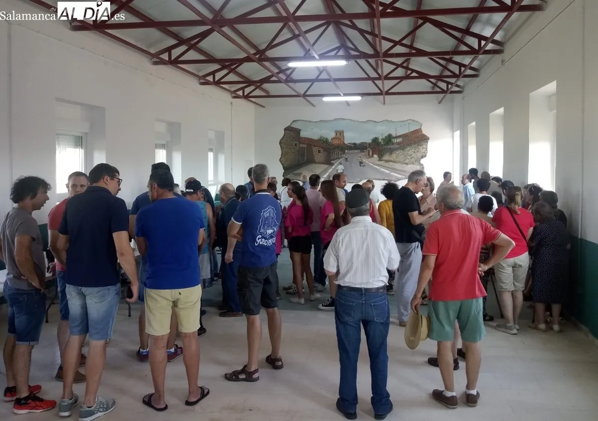 La inauguración del mural de Valeriano Salgado daba el pistoletazo de salida a las fiestas de San Cristóbal en Guadramiro