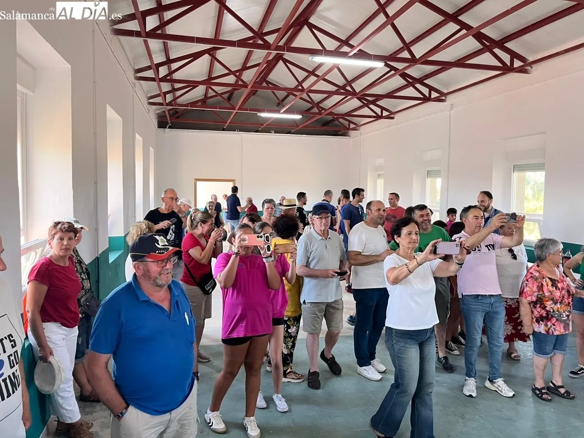 La inauguración del mural de Valeriano Salgado daba el pistoletazo de salida a las fiestas de San Cristóbal en Guadramiro