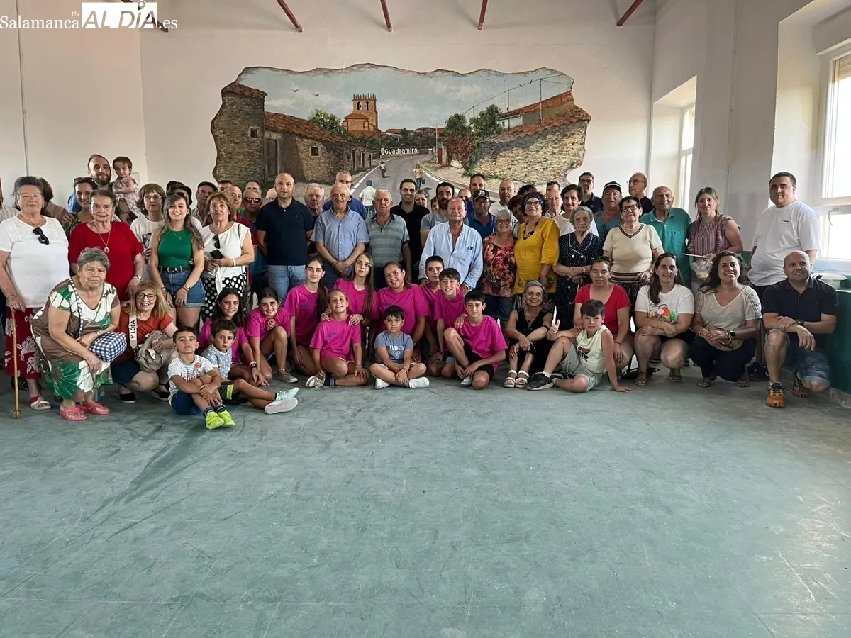 La inauguración del mural de Valeriano Salgado daba el pistoletazo de salida a las fiestas de San Cristóbal en Guadramiro
