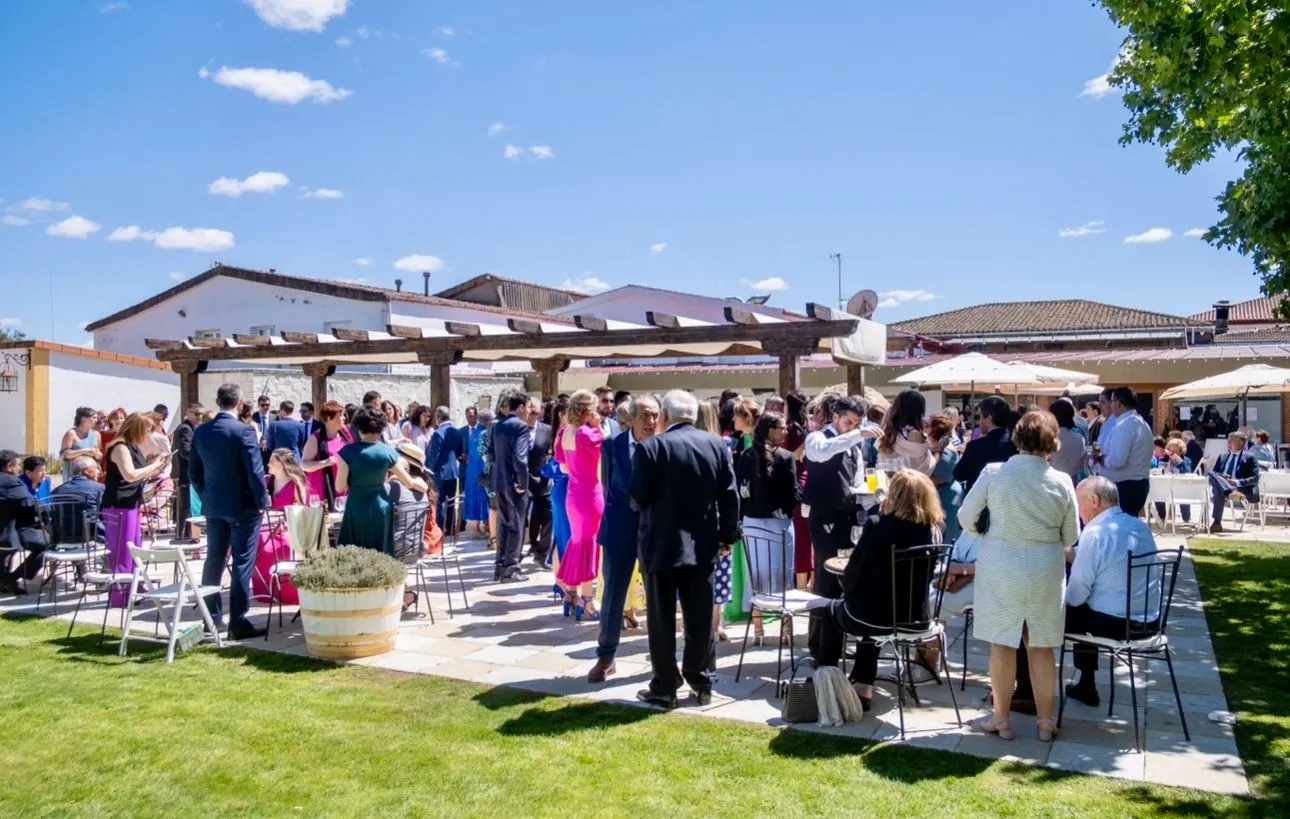 Alojamiento y restaurante con varios salones y jardines adecuados para grandes eventos familiares y de empresa  